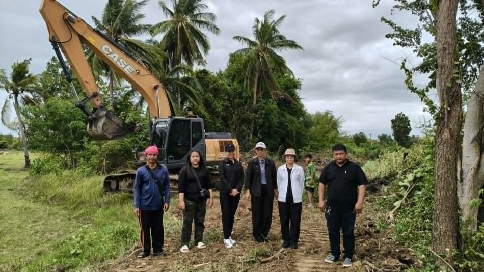 ขอขอบคุณ นายมนู พุกประเสริฐ นายกองค์การบริหารส่วนจังหวัดสุโขทัย นายศุภรัฎ อาจใย สมาชิกสภา อบจ.สุโขทัย เขต 1 และนายศรีชัง มาชู สมาชิกสภา อบจ.สุโขทัย เขต 2ที่สนับสนุนเครื่องจักรกล พร้อมพนักงานขับ และน้ำมันเชื้อเพลิง