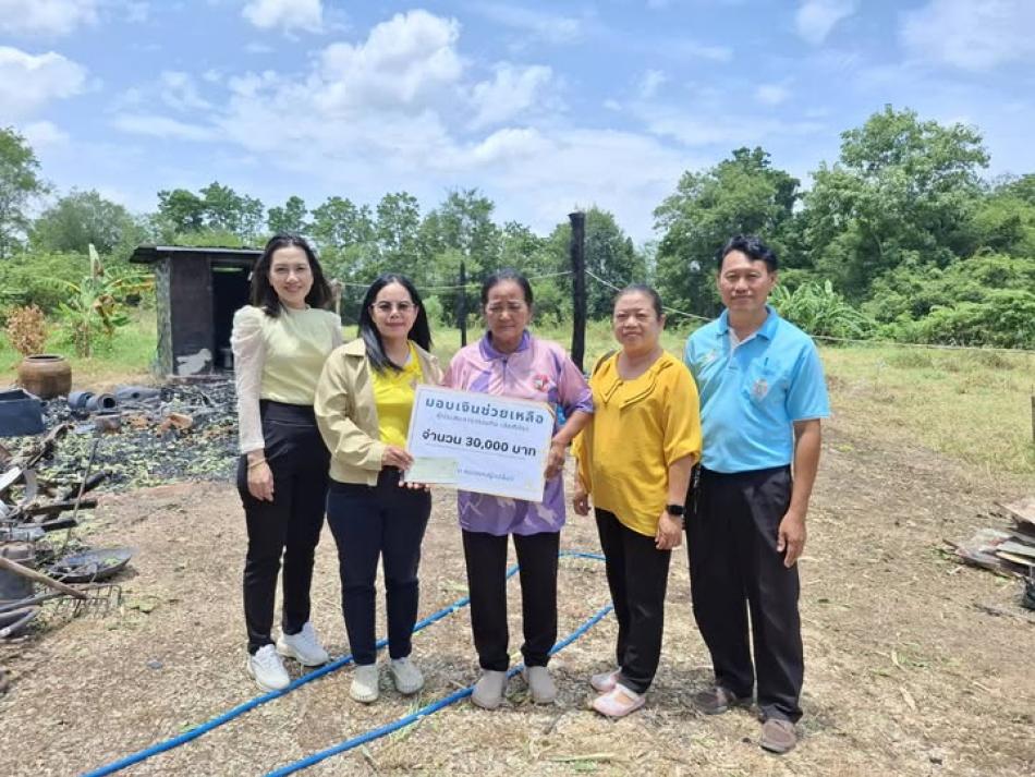 มอบเงินช่วยเหลือผู้ประสบสาธารณภัย(อัคคีภัย) ในตำบลหนองหญ้าปล้อง รายนางกัลยากร พุ่มกลัด 