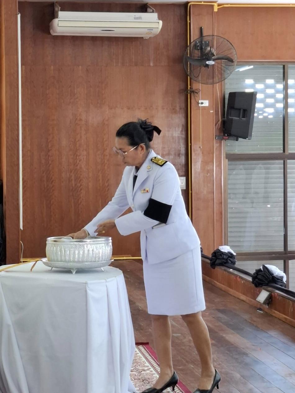 ร่วมสรงน้ำพระบรมศพ เบื้องหน้าพระฉายาลักษณ์สมเด็จพระนางเจ้าสิริกิติ์ พระบรมราชินีนาถ พระบรมราชชนนีพันปีหลวง