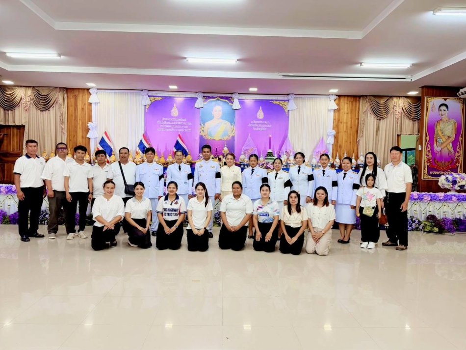 เข้าร่วมพิธี ถวายเครื่องราชสักการะและวางพานพุ่มทอง พานพุ่มเงิน, และจุดเทียนถวายพระพรชัยมงคล 