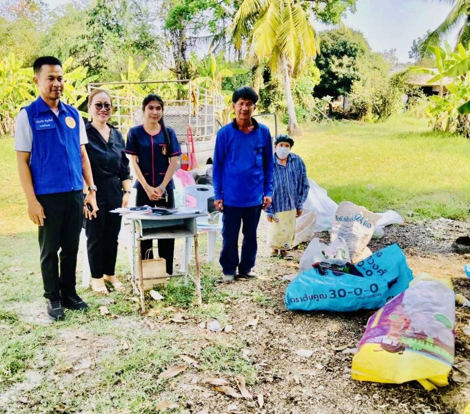 นายคณิตธวัช บำรุงรัตน์  นายอำเภอบ้านด่านลานหอย ร่วมเยี่ยมชม และให้คำแนะนำในการดำเนินงานธนาคารขยะชุมชนบ้านหนองจิกกรี หมู่ที่ 4 
