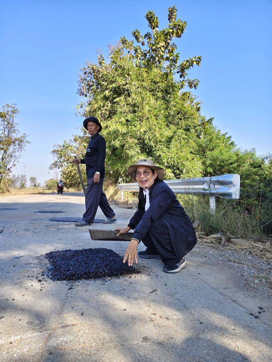 ออกสำรวจถนนและซ่อมแซมด้วยยางมะตอยช่วยบรรเทาความเดือดร้อนของประชาชนภายในตำบลหนองหญ้าปล้อง