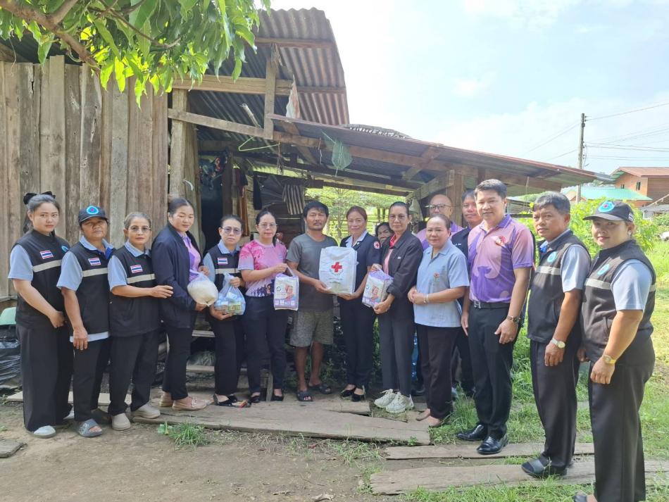 เยี่ยมบ้านผู้ป่วยกลุ่มเปราะบาง ติดบ้าน ติดเตียง มอบถุงยังชีพให้ผู้ป่วยติดบ้าน ติดเตียง เพื่อเป็นขวัญกำลังใจแก่ผู้ป่วยและญาติในเขตตำบลหนองหญ้าปล้อง